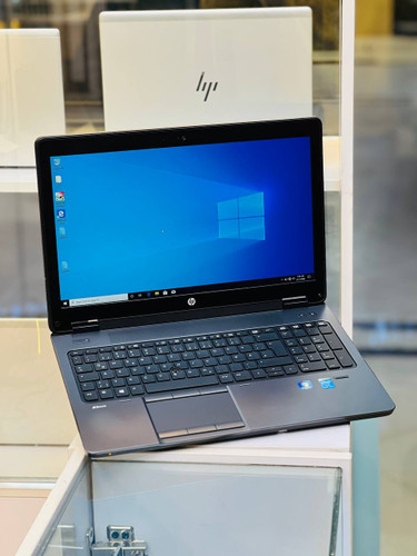 لپ تاپ HP ZBook 15 G1 در نمای جلو با طراحی مقاوم و نمایشگر 15.6 اینچی HD
