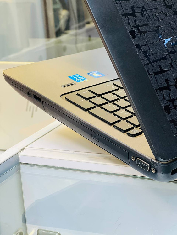 لپ تاپ HP ZBook 15 G1 – نمای نزدیک از پورتهای سمت راست شامل USB، DisplayPort و جک هدفون 3.5 میلیمتری