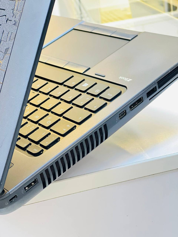 لپ تاپ HP ZBook 15 G1 – نمای نزدیک از پورتهای سمت چپ شامل USB، کارتخوان و ورودی برق