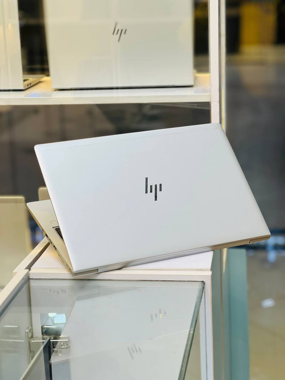 قسمت پشتی لپ تاپ HP EliteBook 850 G6 با طراحی مقاوم و لوگوی HP در وسط