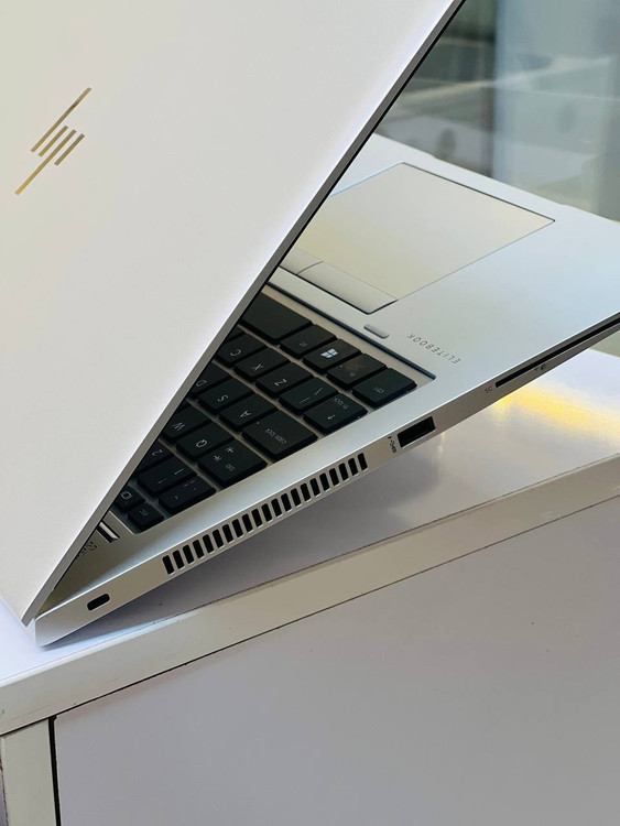لپ تاپ HP EliteBook 850 G6 – نمای نزدیک از پورتهای سمت چپ شامل USB-C، ورودی شارژر و اسلات کارت حافظه
