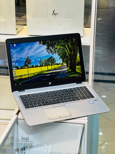لپ تاپ HP EliteBook 850 G3 در نمای جلو با طراحی شیک و صفحه نمایش 15.6 اینچی Full HD