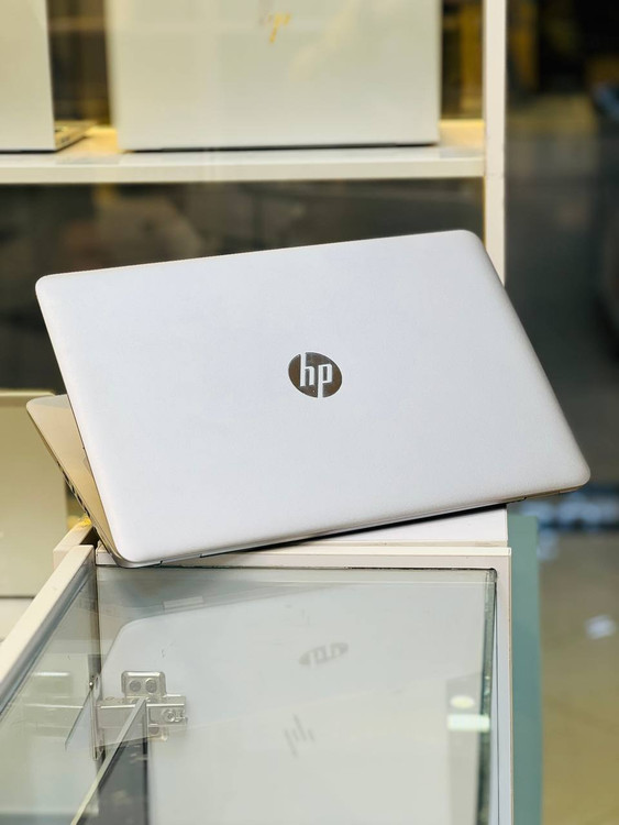 قسمت پشتی لپ تاپ HP EliteBook 850 G3 با طراحی مقاوم و لوگوی HP در مرکز