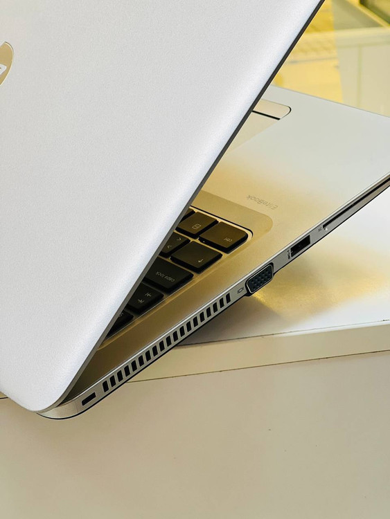 لپ تاپ HP EliteBook 850 G3 – نمای نزدیک از پورتهای سمت چپ شامل USB-C، ورودی شارژر و اسلات کارت حافظه