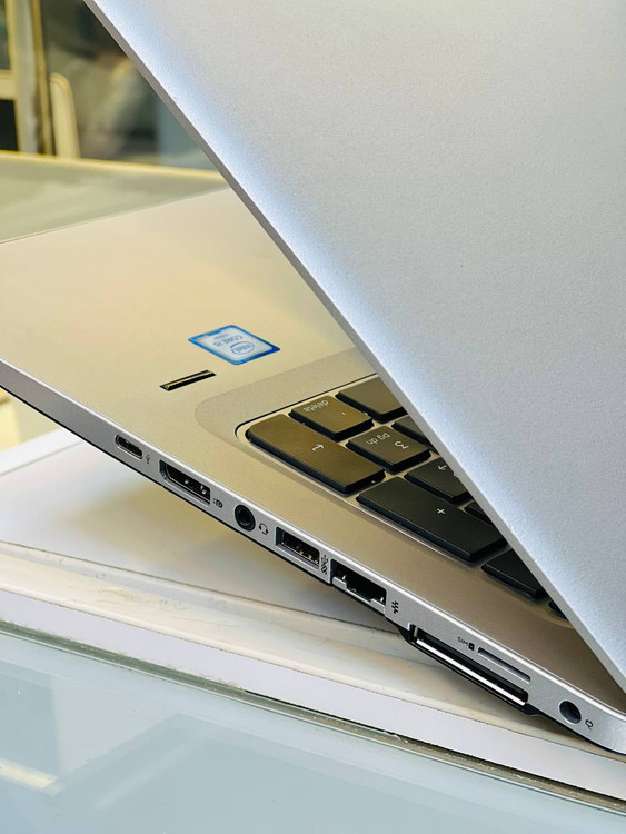 لپ تاپ HP EliteBook 850 G3 – نمای نزدیک از پورتهای سمت راست شامل USB، HDMI و جک هدفون 3.5 میلیمتری