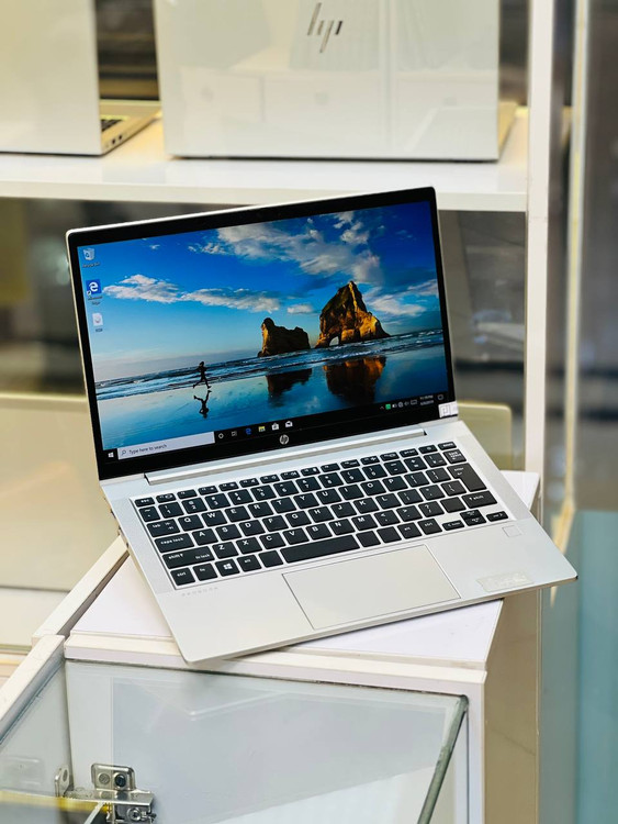 لپ تاپ HP ProBook Aero 635 G7 در نمای جلو با طراحی باریک و صفحه نمایش 13.5 اینچی Full HD