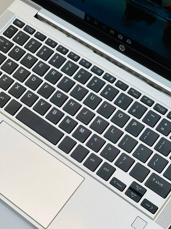 صفحهکلید کامل لپ تاپ HP ProBook Aero 635 G7 با طراحی ارگونومیک و کلیدهای راحت برای تایپ طولانیمدت