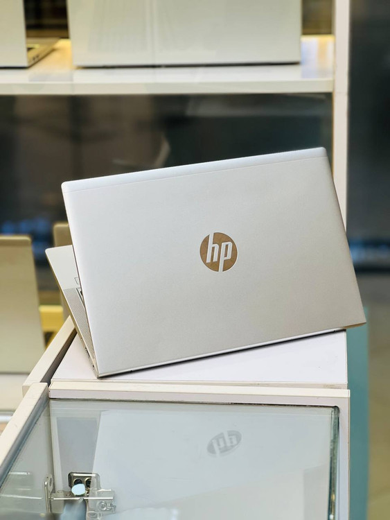 قسمت پشتی لپ تاپ HP ProBook Aero 635 G7 با طراحی ساده و مقاوم، لوگوی HP در وسط