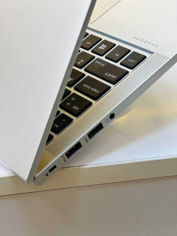 لپ تاپ HP ProBook Aero 635 G7 – نمای نزدیک از پورتهای سمت چپ شامل USB-C، ورودی شارژر و اسلات کارت حافظه