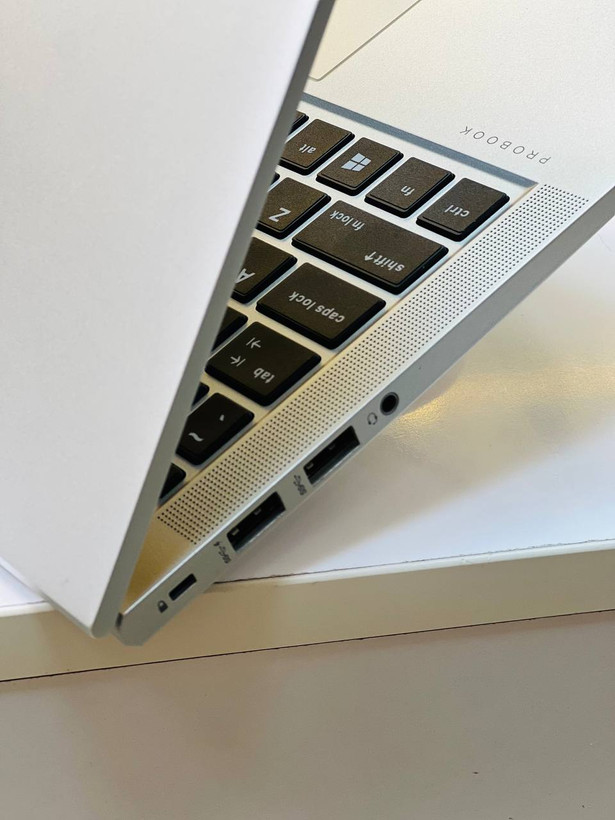 لپ تاپ HP ProBook Aero 635 G7 – نمای نزدیک از پورتهای سمت چپ شامل USB-C، ورودی شارژر و اسلات کارت حافظه