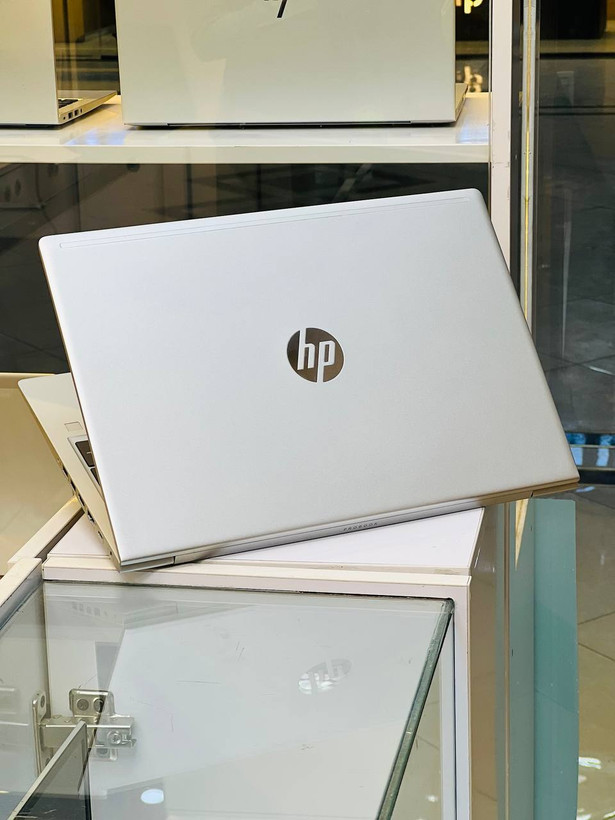قسمت پشتی لپ تاپ HP ProBook 450 G7 با طراحی ساده و مقاوم، لوگوی HP در وسط