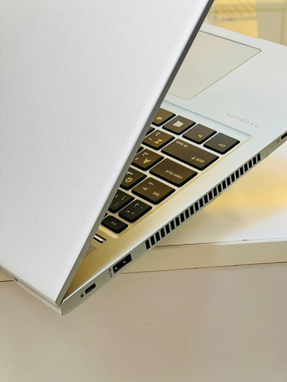 لپ تاپ HP ProBook 450 G7 – نمای نزدیک از پورتهای سمت چپ شامل USB-C، ورودی شارژر و اسلات کارت حافظه