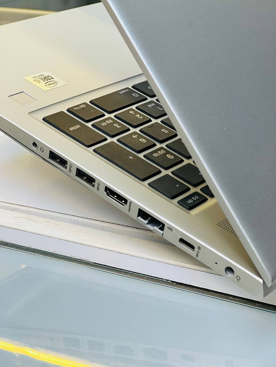 لپ تاپ HP ProBook 450 G7 – نمای نزدیک از پورتهای سمت راست شامل USB، HDMI و جک هدفون 3.5 میلیمتری