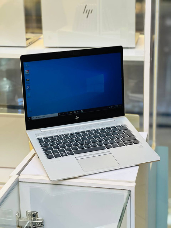 لپ تاپ HP EliteBook 735 G6 در نمای جلو با طراحی باریک و صفحه نمایش 13.5 اینچی Full HD