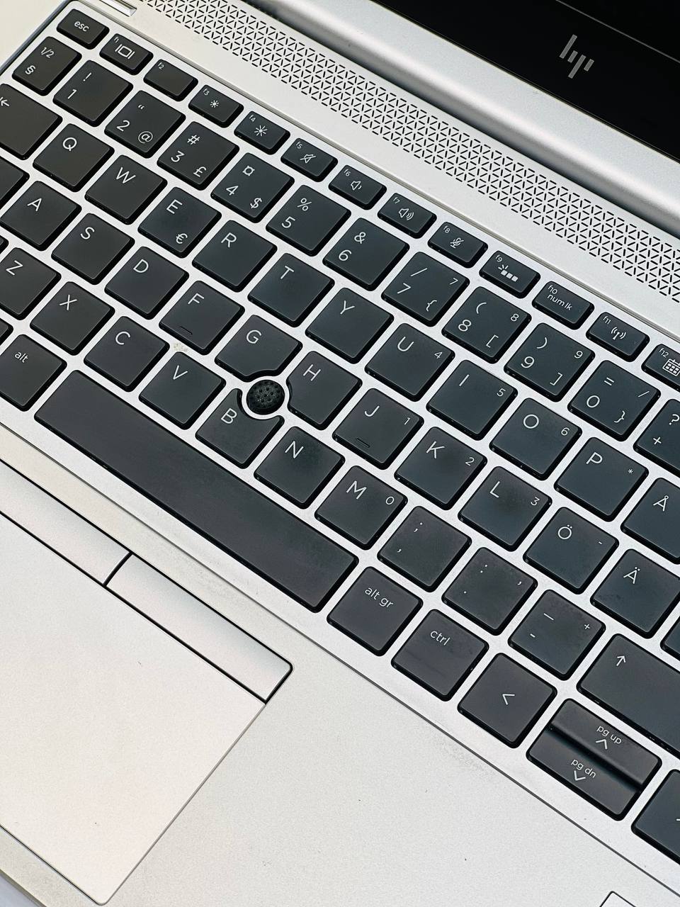 صفحهکلید کامل لپ تاپ HP EliteBook 735 G6 با طراحی ارگونومیک و کلیدهای راحت برای تایپ طولانیمدت