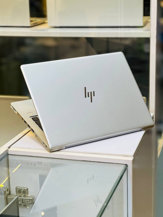 قسمت پشتی لپ تاپ HP EliteBook 735 G6 با طراحی ساده و مقاوم، لوگوی HP در وسط