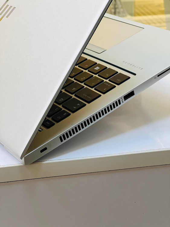 لپ تاپ HP EliteBook 735 G6 – نمای نزدیک از پورتهای سمت چپ شامل USB-C، ورودی شارژر و اسلات کارت حافظه