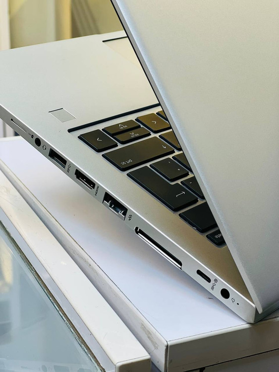 لپ تاپ HP EliteBook 735 G6 – نمای نزدیک از پورتهای سمت راست شامل USB، HDMI و جک هدفون 3.5 میلیمتری