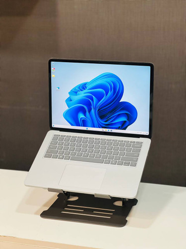 نمای جلوی لپتاپ شامل صفحه نمایش 14.4 اینچی 2K لمسی و کیبورد ارگونومیک است. طراحی ساده و شیک، علاوه بر زیبایی، تجربه کاربری راحتی را فراهم میکند.