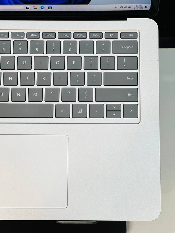 کیبورد لپتاپ با طراحی مدرن و دکمههای راحت برای تایپ طولانیمدت و تاچپد دقیق که امکان کنترل سریع را فراهم میآورد. این طراحی کمک میکند تا تجربه کاربری راحت و موثر باشد.