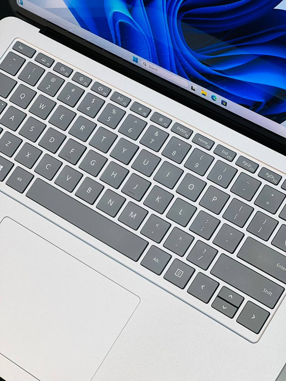 کیبورد لپتاپ با طراحی مدرن و دکمههای راحت برای تایپ طولانیمدت و تاچپد دقیق که امکان کنترل سریع را فراهم میآورد. این طراحی کمک میکند تا تجربه کاربری راحت و موثر باشد.