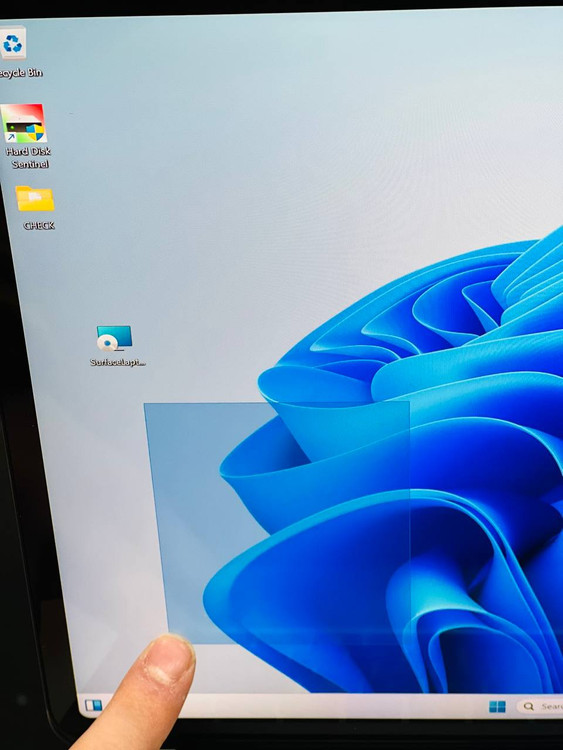 صفحه نمایش 14.4 اینچی 2K با رزولوشن بالا و قابلیت لمسی برای کارهای گرافیکی و طراحی مناسب است. رنگها با وضوح و دقت بالا نمایش داده میشوند که تجربه بصری عالی به کاربر میدهد.