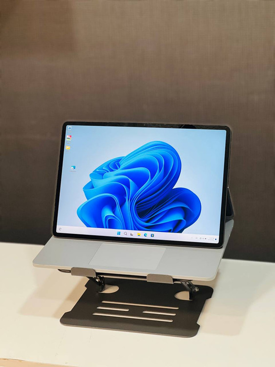 نمای جلوی لپتاپ شامل صفحه نمایش 14.4 اینچی 2K لمسی و کیبورد ارگونومیک است. طراحی ساده و شیک، علاوه بر زیبایی، تجربه کاربری راحتی را فراهم میکند.