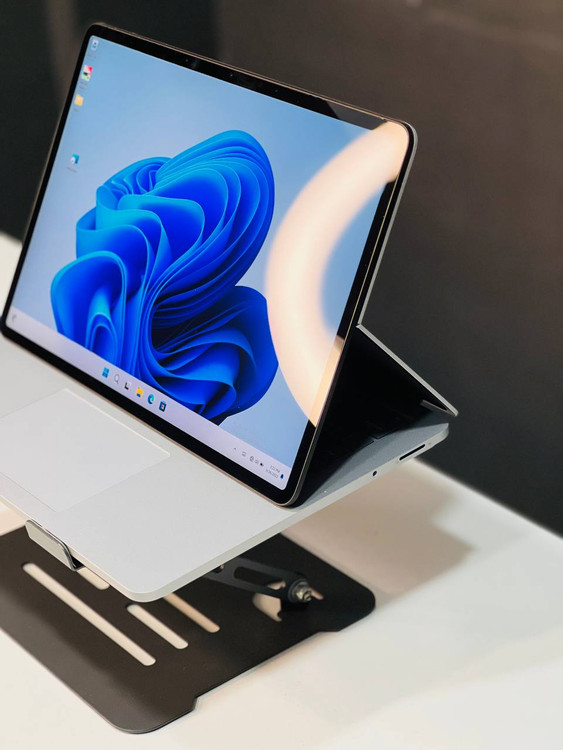 در نمای جانبی لپتاپ، طراحی باریک و شیک آن کاملاً مشخص است. این نمای جانبی شامل پورتها و اتصالات مختلف دستگاه است که به راحتی قابل دسترسی و استفاده هستند.