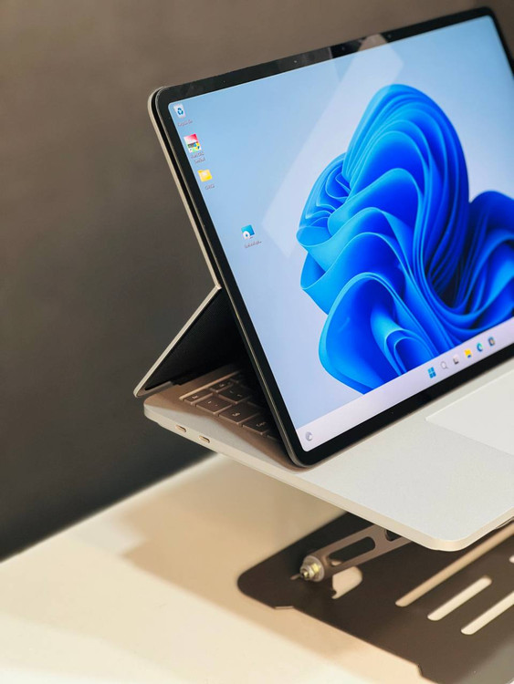 در نمای جانبی لپتاپ، طراحی باریک و شیک آن کاملاً مشخص است. این نمای جانبی شامل پورتها و اتصالات مختلف دستگاه است که به راحتی قابل دسترسی و استفاده هستند.