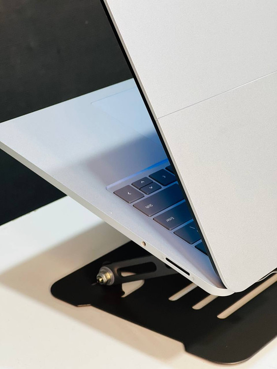 سمت راست لپتاپ شامل یک پورت USB 3.0، یک پورت USB-C برای انتقال دادههای سریع و شارژ دستگاه، و همچنین یک درگاه کارت حافظه است که امکان اتصال لوازم جانبی مختلف را فراهم میکند. دکمه پاور نیز در این قسمت قرار دارد.