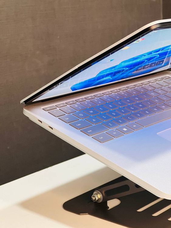 سمت چپ لپتاپ شامل پورت USB 3.0، پورت HDMI برای اتصال به نمایشگر خارجی، پورت Type-C برای شارژ سریع و انتقال دادهها، و جک 3.5 میلیمتری برای اتصال هدفون یا اسپیکر است. این پورتها به راحتی دسترسی به دستگاههای جانبی مختلف را ممکن میسازند.