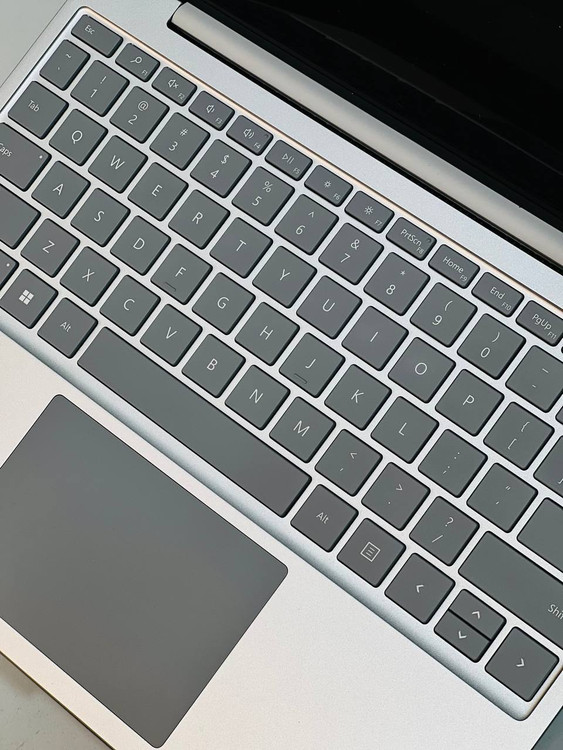 کیبورد آن با کلیدهای راحت و فاصله مناسب برای تایپ سریع و دقیق طراحی شده است. لمس آن نرم و کاربرپسند است.