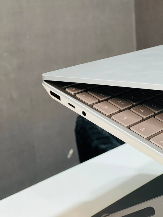 سمت چپ دارای پورت USB-A و پورت شارژر مایکروسافت است که برای اتصال راحتتر به دستگاههای دیگر طراحی شدهاند.