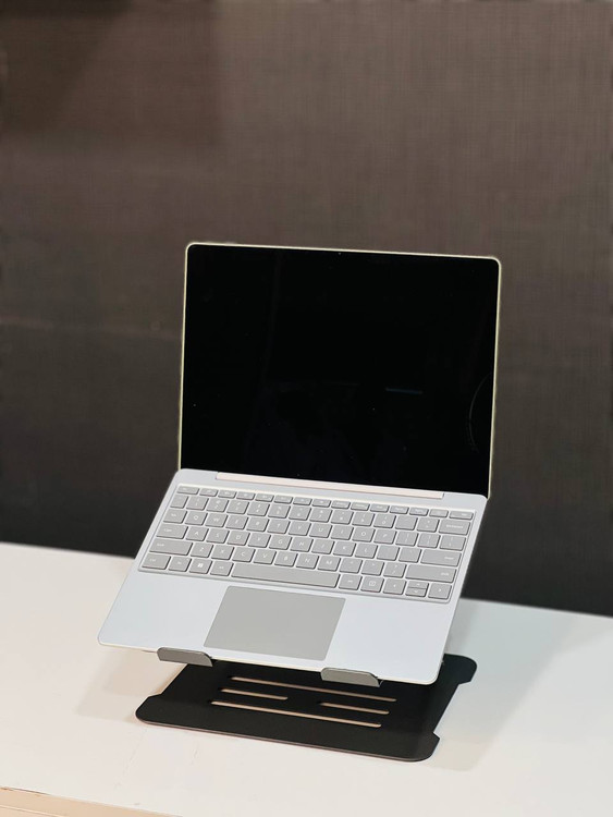 صفحه نمایش 12.5 اینچی با حاشیههای باریک و طراحی شیک، مناسب برای کارهای روزمره و مشاهده محتوا.