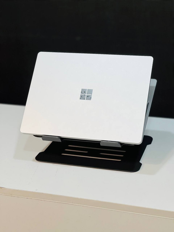 دستههای خوشدست و طراحی ساده، با لوگوی مایکروسافت در قسمت وسط برای جلوهای زیبا و مینیمال.