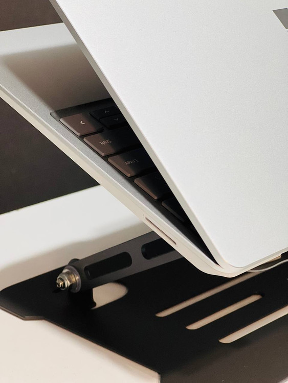 پورت شارژ: برای شارژ کردن لپتاپ با استفاده از کابل مخصوص. پورت Surface Connect: پورت اختصاصی مایکروسافت برای اتصال به داکهای مختلف و لوازم جانبی.