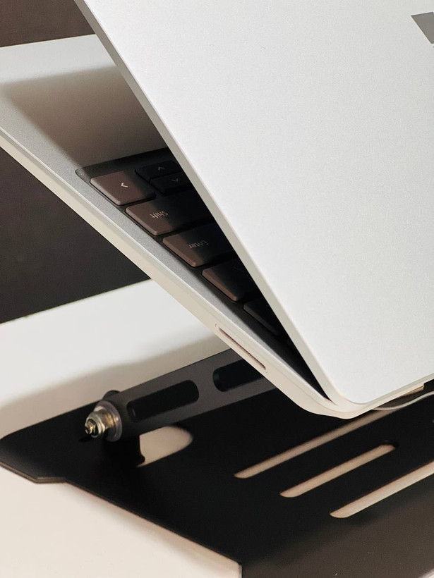 پورت شارژ: برای شارژ کردن لپتاپ با استفاده از کابل مخصوص. پورت Surface Connect: پورت اختصاصی مایکروسافت برای اتصال به داکهای مختلف و لوازم جانبی.