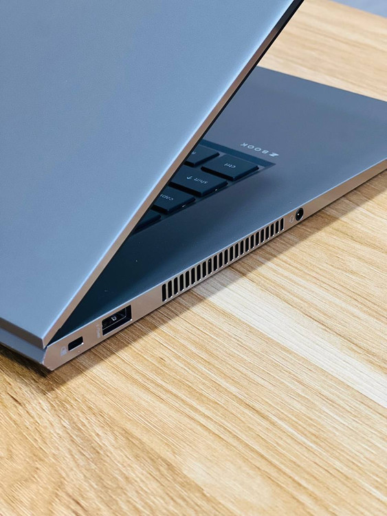 تصویر پورت های سمت راست دستگاه ho zbook firfly 14g7