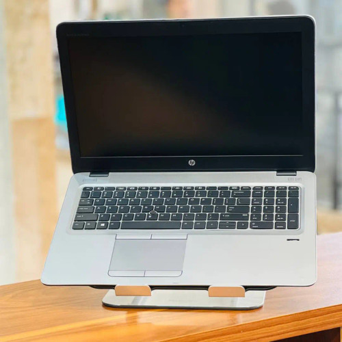 نمای جلوی لپتاپ شامل صفحه نمایش 15.6 اینچی FHD و کیبورد ارگونومیک است. طراحی ساده و شیک، علاوه بر زیبایی، تجربه کاربری راحتی را فراهم میکند.