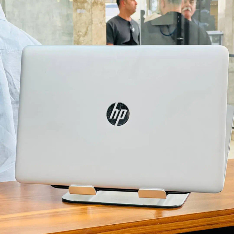 نمای عقب لپتاپ طراحی ساده، شیک و حرفهای مناسب محیطهای کاری و رسمی