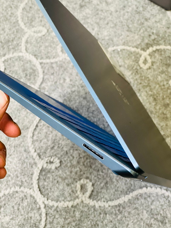 نمای پورت شارژ دستگاه