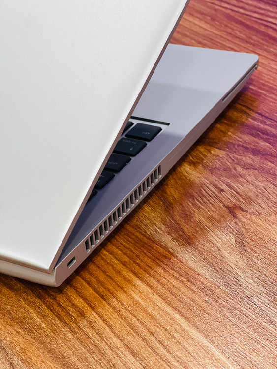 نمای پورت های بغل دستگاه