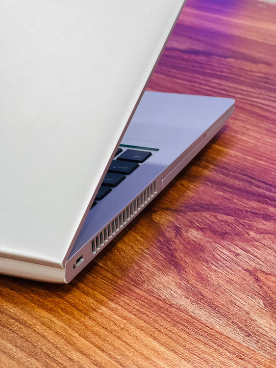 نمای پورت های بغل دستگاه