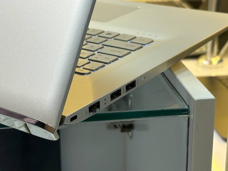 لپتاپ HP ENVY 17 i7-7500U 16gb ddr4 512gb ssd 2gb-Geforce MX 940 17'1 inch FHD touch