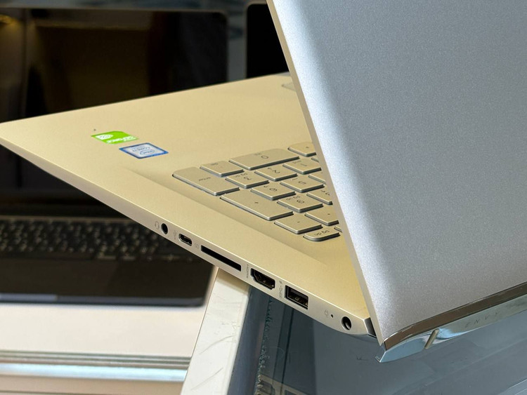 لپتاپ HP ENVY 17 i7-7500U 16gb ddr4 512gb ssd 2gb-Geforce MX 940 17'1 inch FHD touch