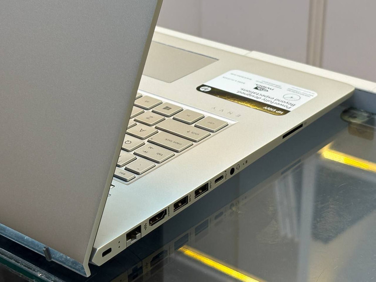 لپتاپ HP envy 17 i7-8550U 16gb ddr4 512gb ssd 2gb-Geforce MX 150 17'1 inch FHD touch