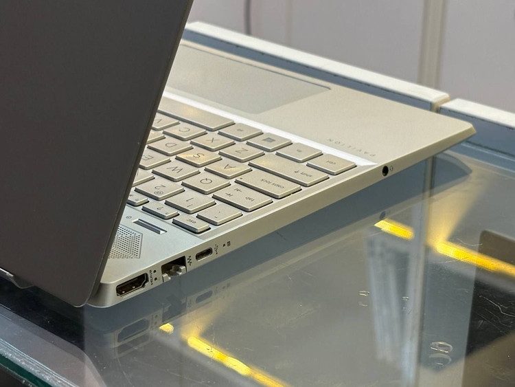 لپتاپ HP pavilion 15 i5-8250U 12gbddr4 512gb ssd Intel uhd 15'6 inch fHD touch