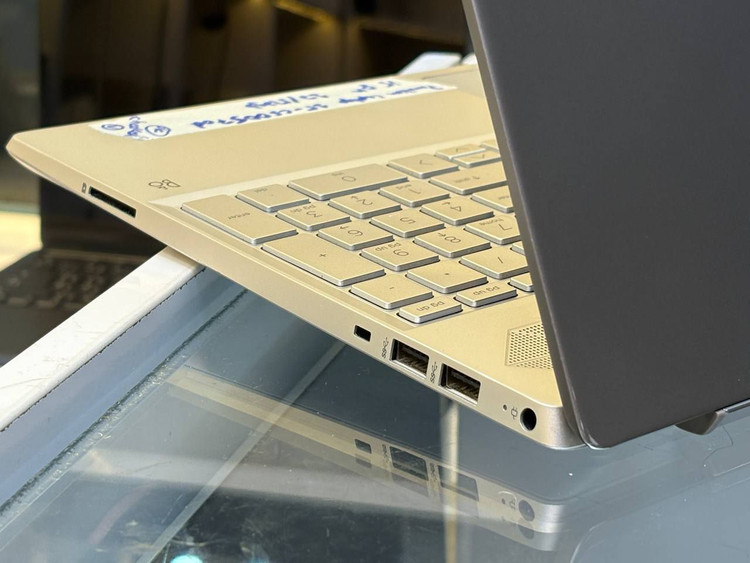 لپتاپ HP pavilion 15 i5-8250U 12gbddr4 512gb ssd Intel uhd 15'6 inch fHD touch