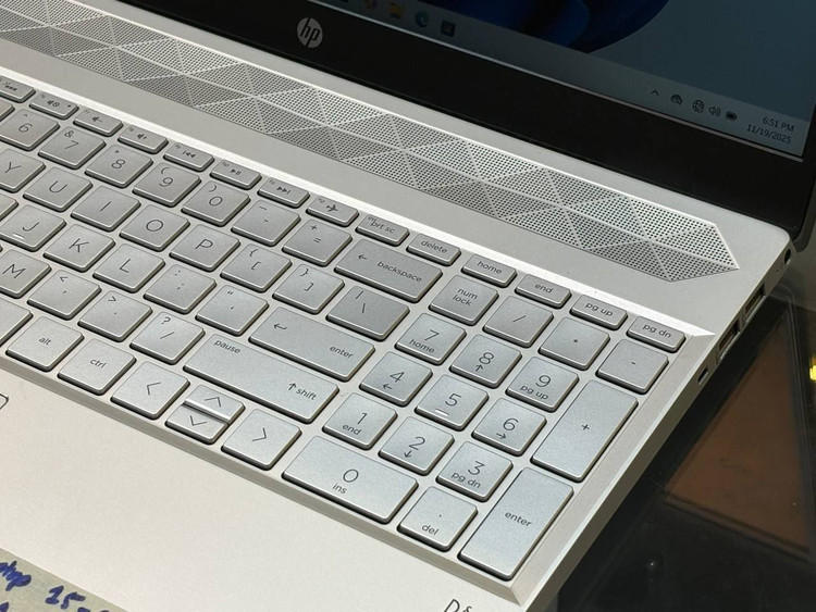لپتاپ HP pavilion 15 i5-8250U 12gbddr4 512gb ssd Intel uhd 15'6 inch fHD touch