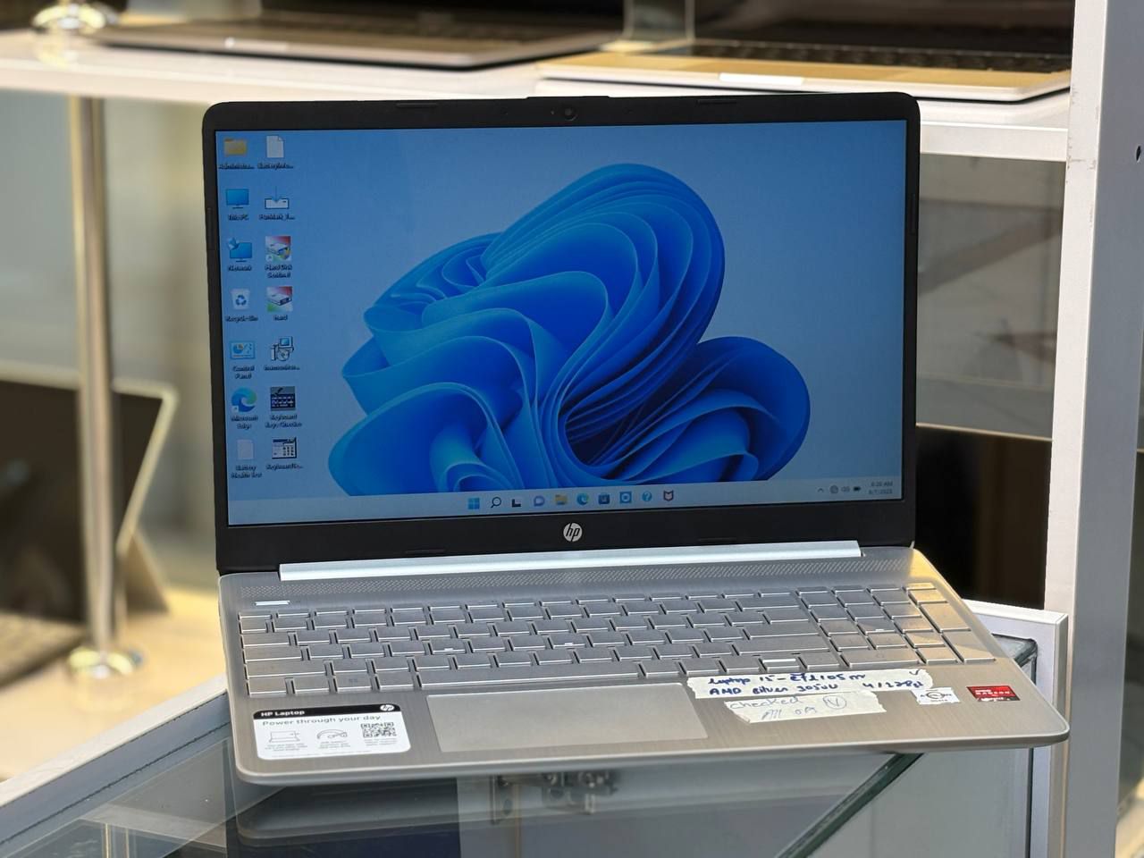 لپتاپ HP laptop15 AMD-3050V 4gb ddr4 128gb ssd AMD 512 15'6 inch HD